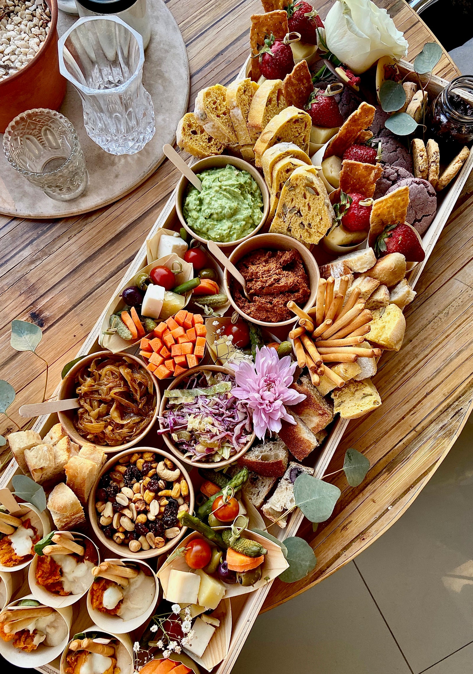 Las lindas y coloridas tablas de picoteo de Realmente Veggie